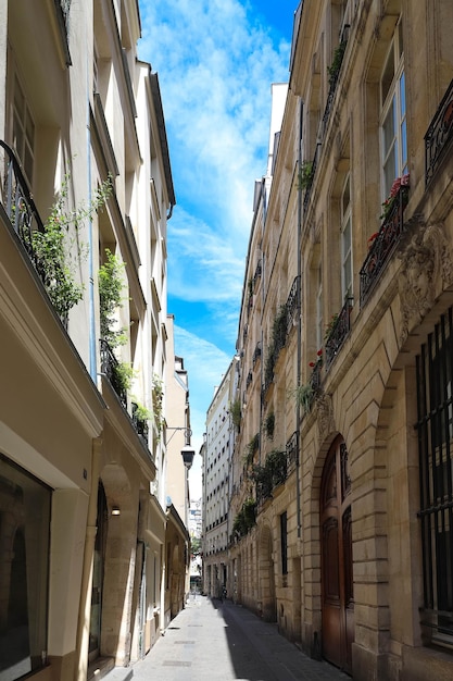 La rue étroite dans le quartier du Marais Paris France