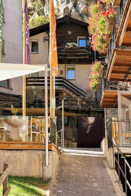 Rue étroite dans le village de villégiature de Zermatt en Suisse en été