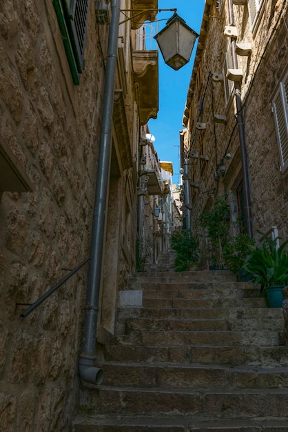 Rue étroite à Dubrovnik un jour d'été, Croatie.