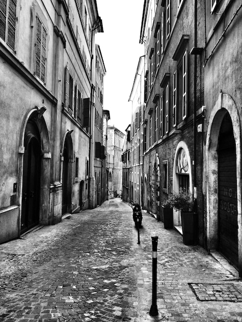 Rue étroite entre les bâtiments