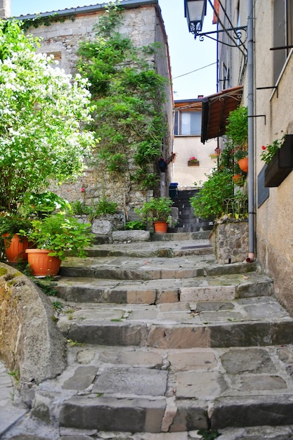Photo une rue étroite entre les vieilles maisons de marsicovetere, un village de la basilicate, en italie