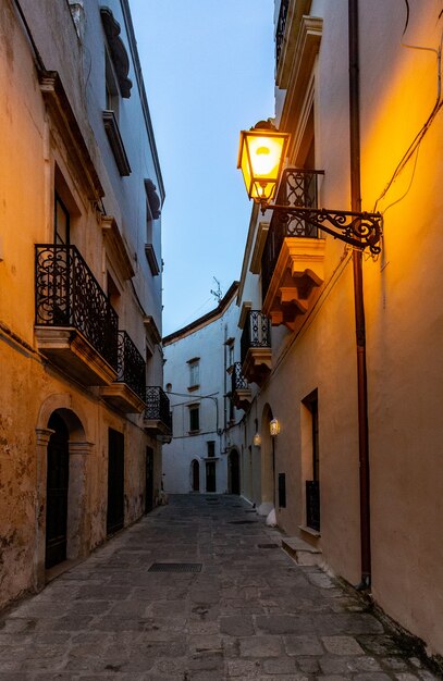 Photo rue étroite de gallipoli, italie