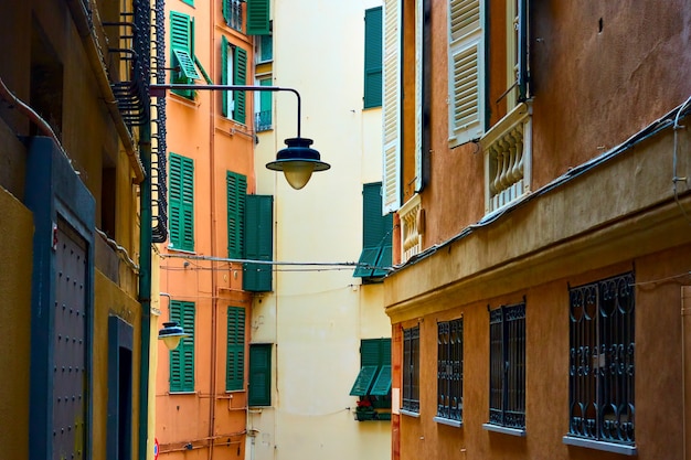 Rue étroite génoise avec l'ancien réverbère, Gênes, Italie