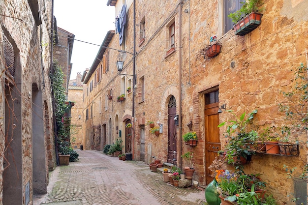 Rue étroite un jour de printemps dans la petite ville de Pienza Toscane