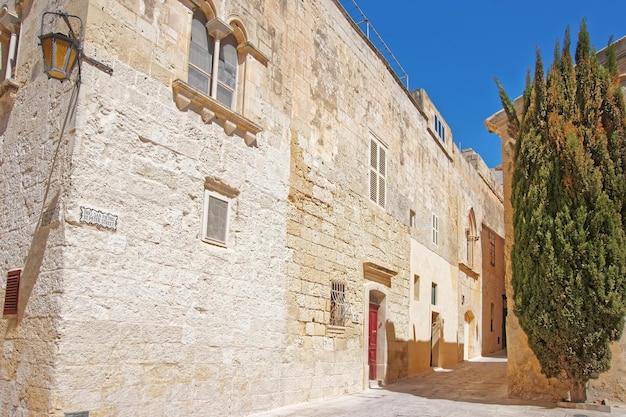 Rue étroite avec lanterne dans la vieille ville de Mdina, Malte