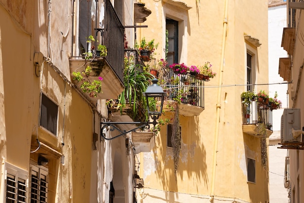 Une rue étroite et lumineuse typique du sud de l'Italie