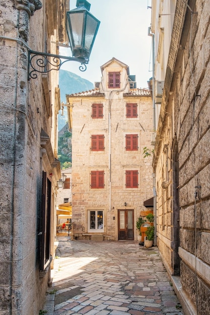 Rue étroite médiévale dans la ville de Kotor Monténégro sur la mer Adriatique en journée ensoleillée orientation verticale