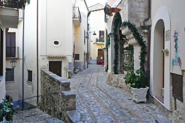 Photo une rue étroite de monte san biagio, un village médiéval dans les montagnes du latium en italie