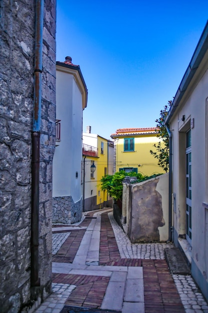 Une rue étroite de Monteroduni, une ville médiévale de la région du Molise, en Italie