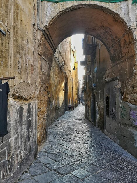 Une rue étroite à Naples, en Italie