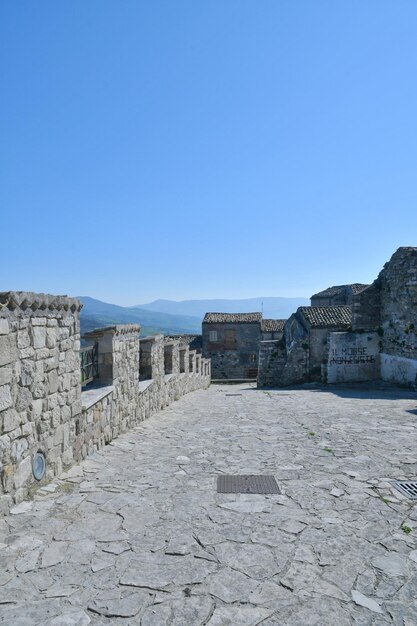 Une rue étroite parmi les vieilles maisons de Civitacampomarano, une ville de l'État de Molise en Italie