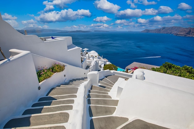 Rue étroite traditionnelle avec des escaliers menant à la mer dans le village d'Oia, île de Santorin, Grèce