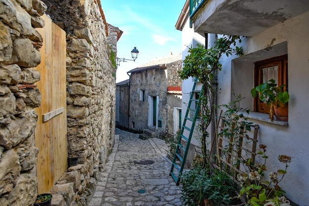 Une rue étroite à Trentinara, un petit village de la province de Salerne, en Italie.