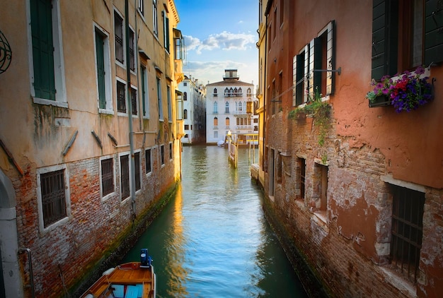 Rue étroite à Venise menant à une jetée, Italie