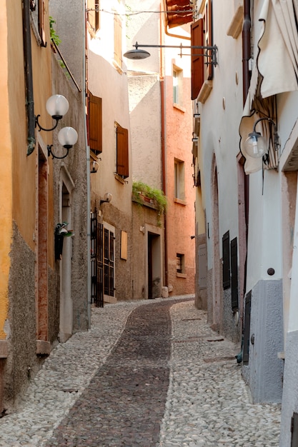 rue étroite de la vieille ville