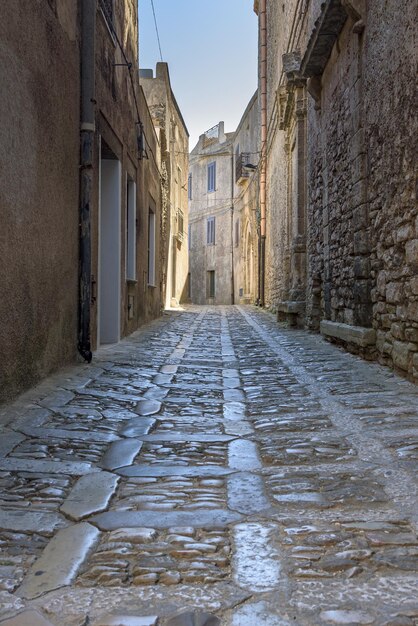 Rue étroite de la ville d'Erice en Sicile