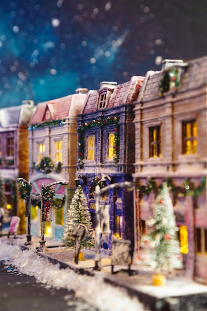 Rue européenne enneigée de nuit décorée pour Noël Maisons de jouets décorées maison