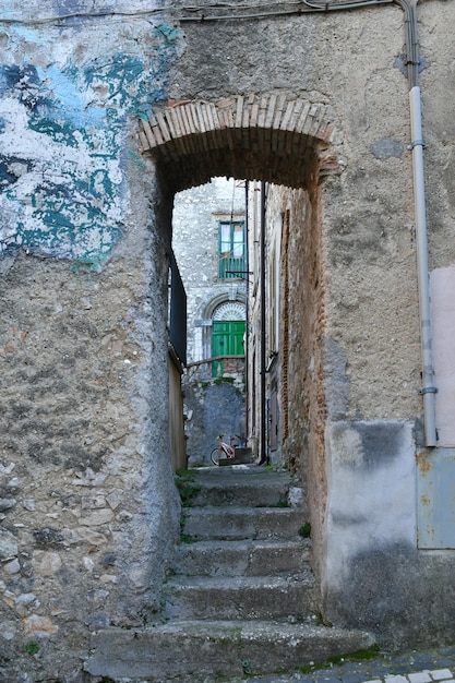 Une rue de Falvaterra, un village médiéval du Lazio, en Italie