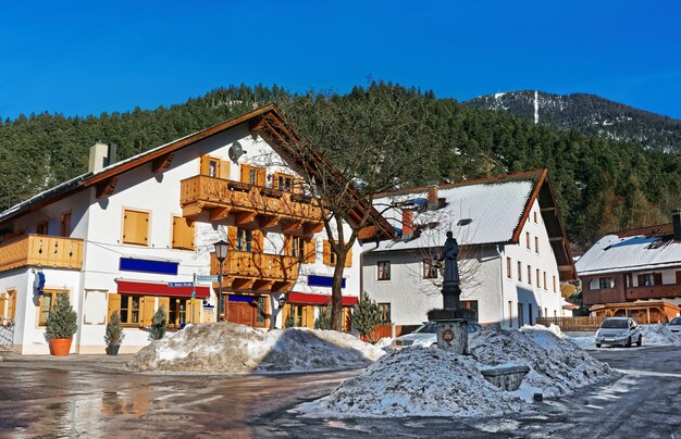 Rue avec fontaine, vieille ville de Garmisch Partenkirchen, Allemagne. Les gens en arrière-plan