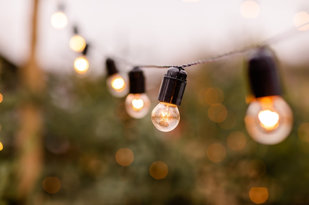 Photo rue d'hiver de noël avec arbre et éclairage bokeh festif