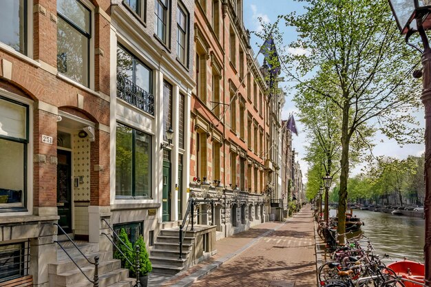 Une rue avec des immeubles et des vélos garés sur le canal