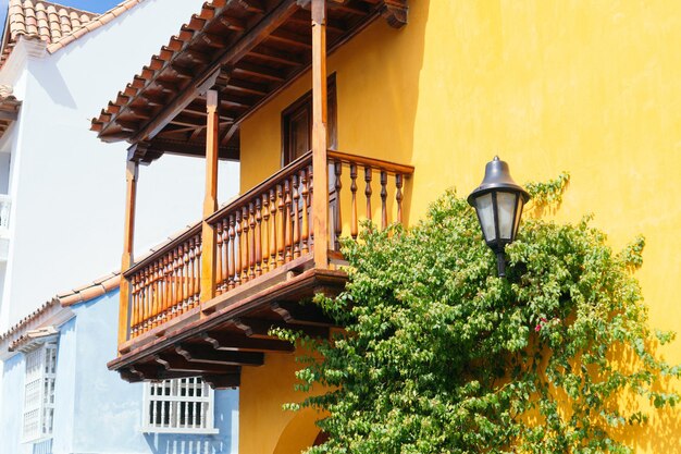 Rue avec lampadaire et plantes grimpantes à Cartagena de Indias Colombie