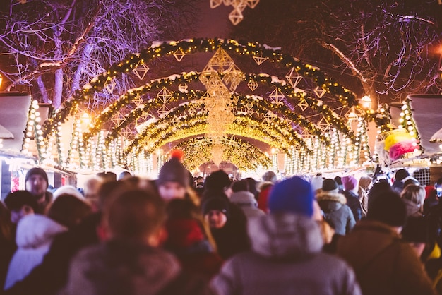 Rue avec des lumières de Noël décoratives