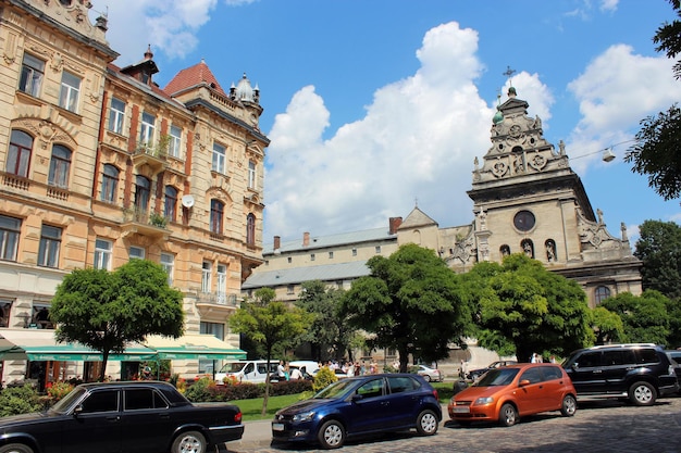 rue à Lviv avec de nombreuses voitures garées dans la partie centrale