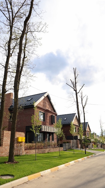 Une rue avec des maisons et des pelouses bien entretenues dans une banlieue typique