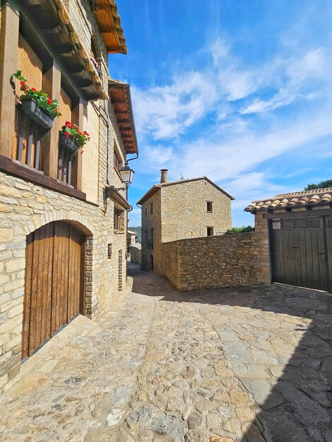 Rue avec des maisons en pierre à Roda de Isabena, province de Huesca