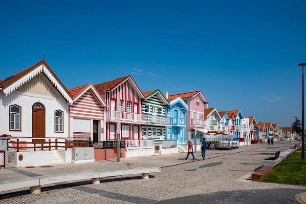 Rue avec des maisons à rayures colorées typiques de Costa Nova Aveiro Portugal