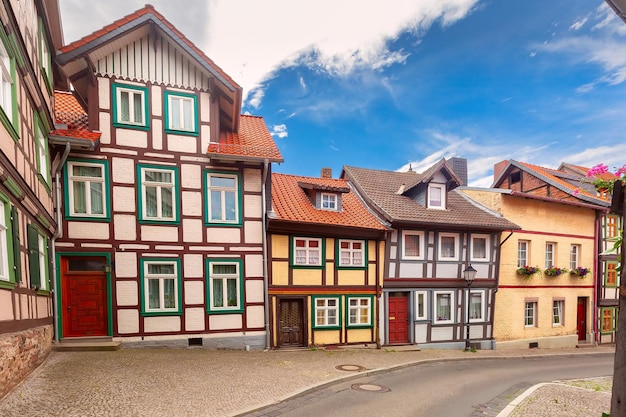 Photo une rue médiévale avec des maisons en bois à wernigerode saxonyanhalt en allemagne