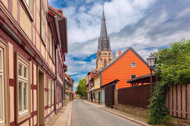 Photo une rue médiévale avec des maisons en bois à wernigerode saxonyanhalt en allemagne