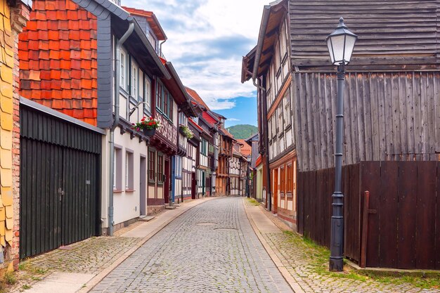 Photo une rue médiévale avec des maisons en bois à wernigerode saxonyanhalt en allemagne