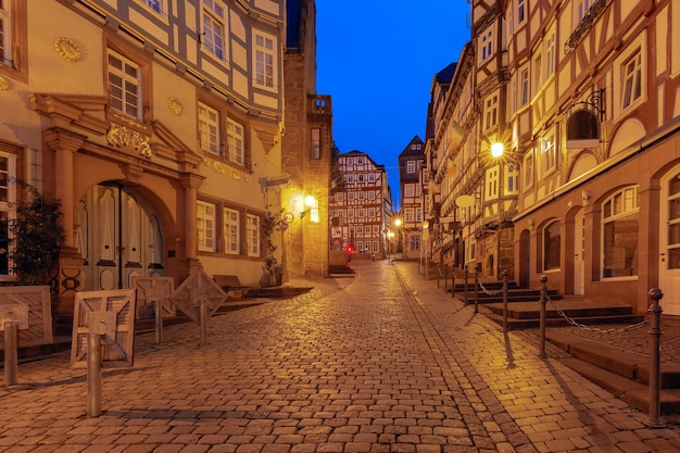 Photo rue médiévale de nuit avec des maisons traditionnelles en bois de marburg an der lahn hesse allemagne