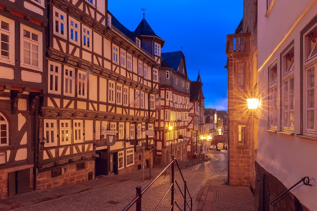 Photo rue médiévale de nuit avec des maisons traditionnelles en bois de marburg an der lahn hesse allemagne