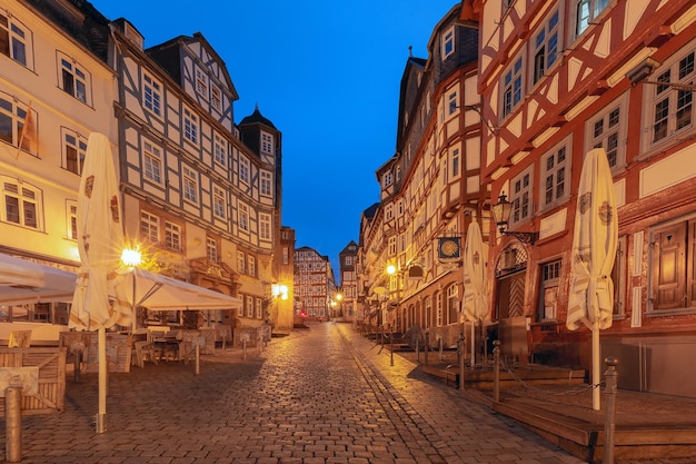Photo rue médiévale de nuit avec des maisons traditionnelles en bois de marburg an der lahn hesse allemagne
