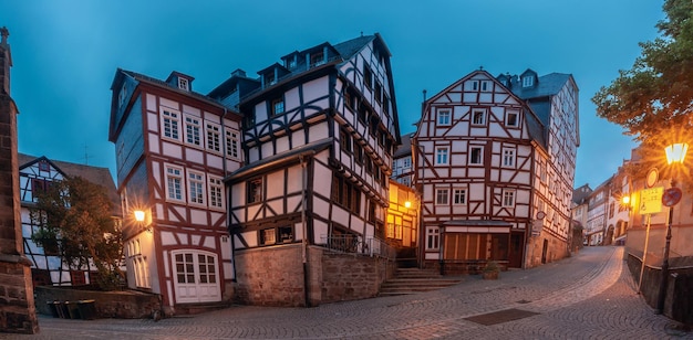 Photo rue médiévale de nuit avec des maisons traditionnelles en bois de marburg an der lahn hesse allemagne