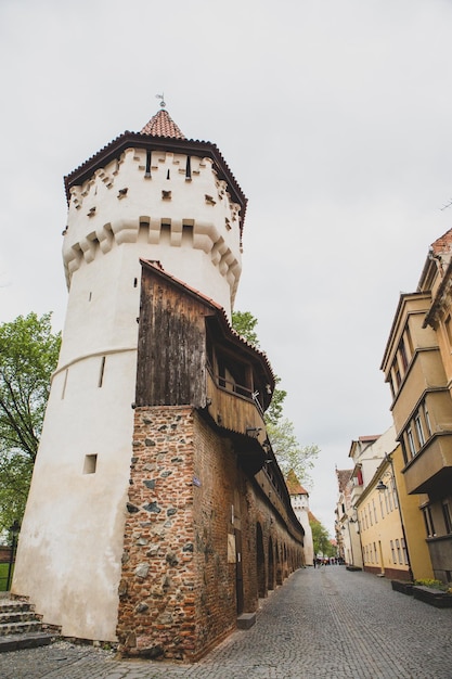Rue médiévale de Sibiu avec des bâtiments historiques au coeur de la Roumanie
