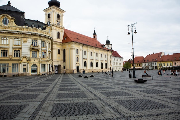 Rue médiévale de Sibiu avec des bâtiments historiques au coeur de la Roumanie