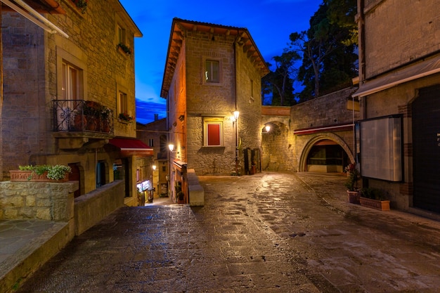 Rue Médiévale Typique La Nuit Dans La Vieille Ville De La Ville De Saint-marin De La République De Saint-marin Au Coucher Du Soleil