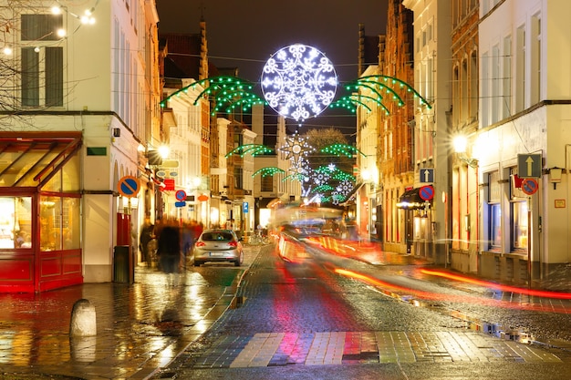 Rue de Noël décorée et illuminée à Bruges, Belgique