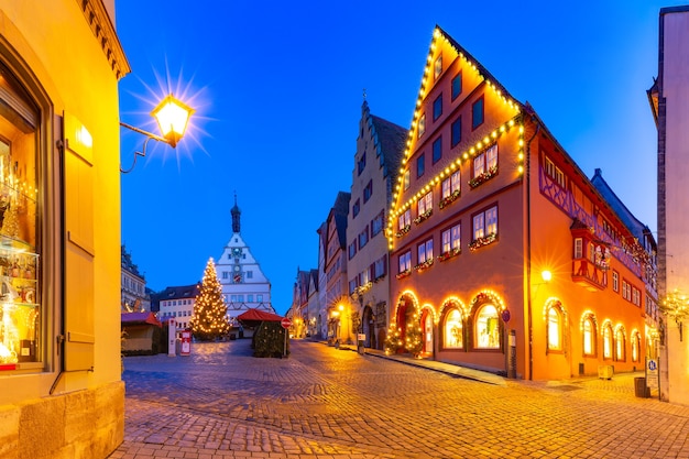 Rue de Noël décorée et illuminée et place du marché dans la vieille ville médiévale de Rothenburg ob der Tauber, Bavière, Allemagne du sud