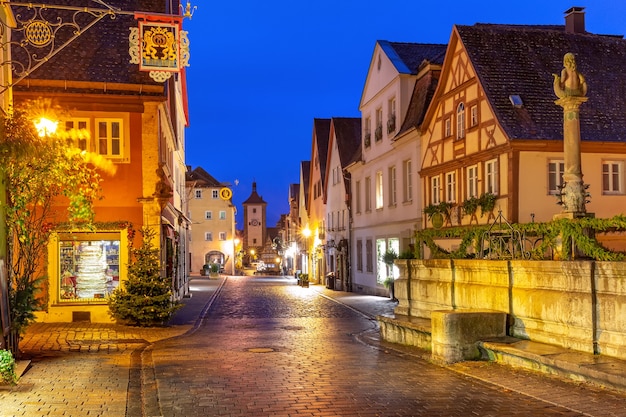 Rue de Noël décorée et illuminée avec porte et tour Plonlein dans la vieille ville médiévale de Rothenburg ob der Tauber, Bavière, Allemagne du sud