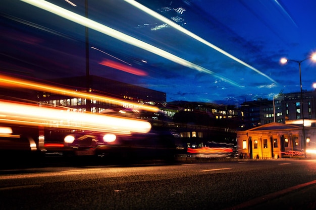 Rue de nuit dans la ville de Londres