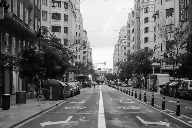 une rue avec un panneau disant " tourner à droite "