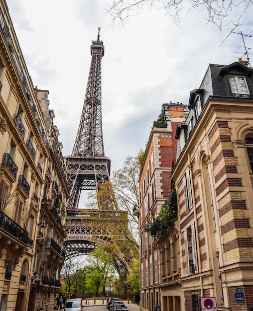 Photo une rue de paris avec vue sur la tour eiffel. la france. avril 2019