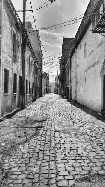 Photo une rue pavée au milieu des maisons.