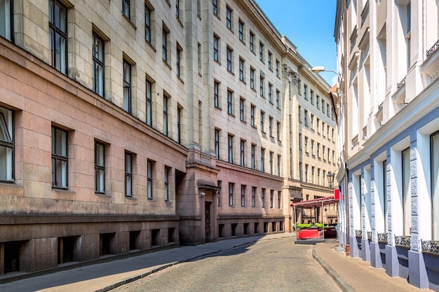 Rue pavée étroite dans une ville