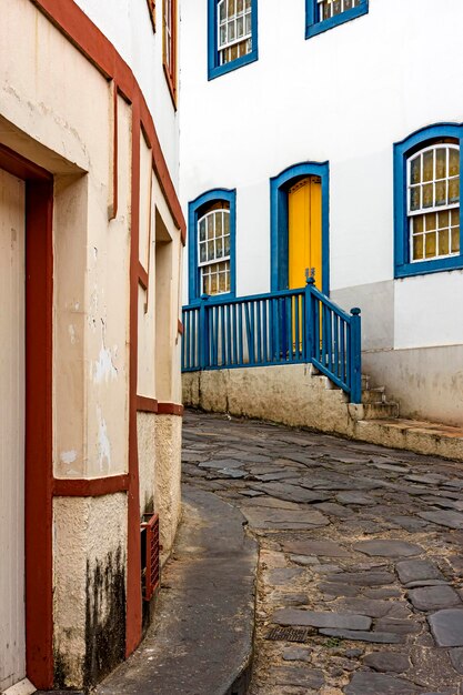 Une rue avec des pavés et des maisons d'architecture coloniale dans la ville de Diamantina dans le Minas Gerais